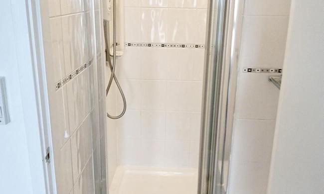 Alpha Court Guest Room 4 (Shower)